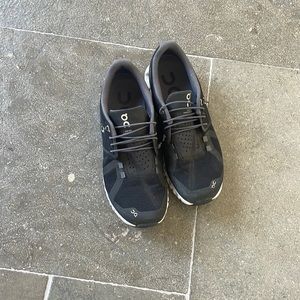 On cloud running shoes, only worn a couple of times, great condition